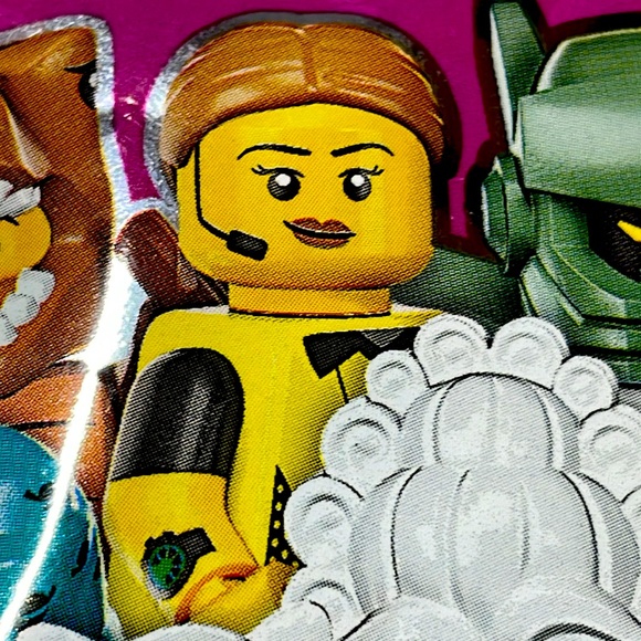 Lego Series 24 Newspaper and Football Ref - Picture 5 of 7